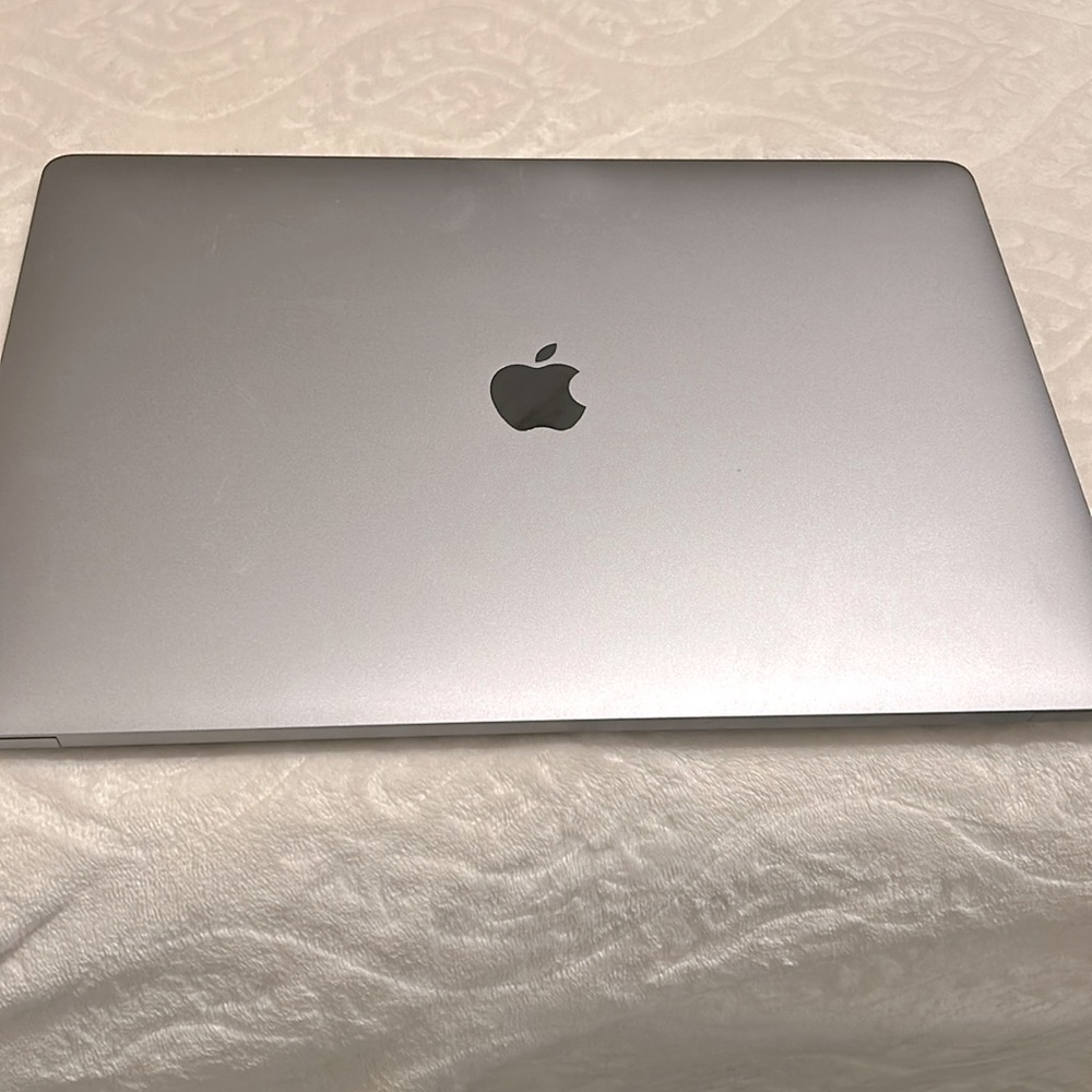 Apple mac book Pro 15.4 inch (2880x1800) Version 14.0